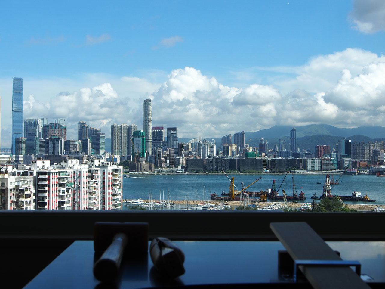 ジュエリー彫金机と香港島からの眺め